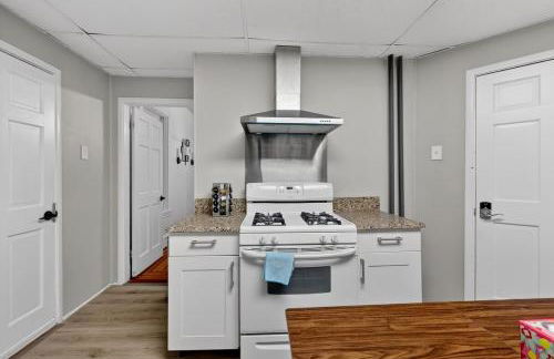 Spacious 2Br home in Malden with AC & heat - Photo 8