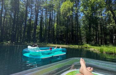 Luxe Modern Cabin with Pond, Fire Pit, Hiking, near Bethel Woods - Foto 32