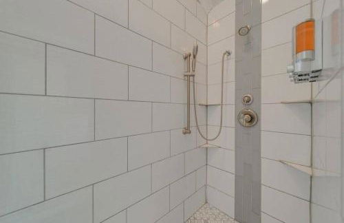 Deluxe Poolside Home, Modern 5BR with Gaming Room - Foto 22