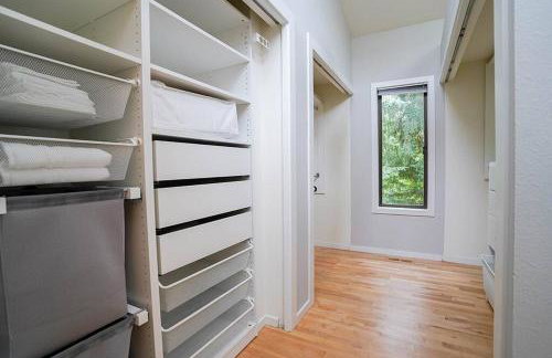 Sunlit contemporary Bellevue Home w a Lush Garden - Foto 20