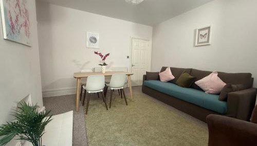 Central 2 bed flat with off street-parking - Foto 2