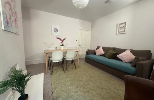 Central 2 bed flat with off street-parking - Foto 2