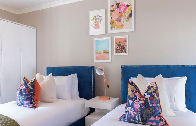 Elliot Oliver - Comfortable Five Bedroom Town Centre House With Garden & Garage - Foto 2