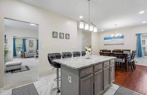 Modern 4BR Retreat with Free Parking in Prime CWE! - Foto 15