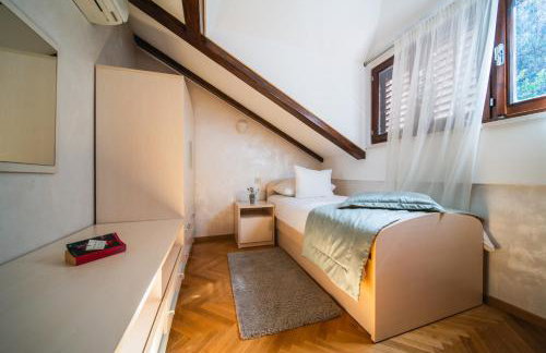 City Beach Villa with Pool and Sea View - Foto 48