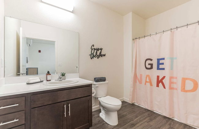 Modern Apartment With Upgraded Amenities Near CSU - Foto 19