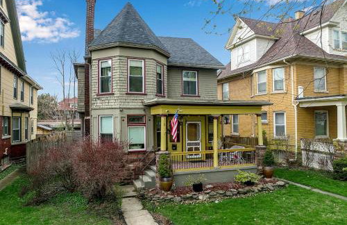 5BR Family Victorian Walk2Falls KingSuite Gameroom - Foto 1