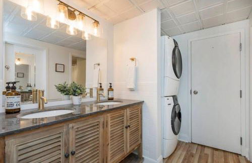 Two Condos on Music Row that Sleeps 14 with POOL and Parking - Foto 36