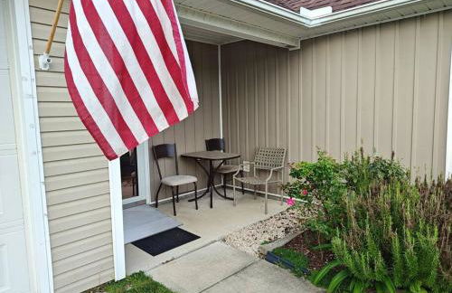 Workers Love It Here! 3 Bedroom House with screened in porch - Foto 26