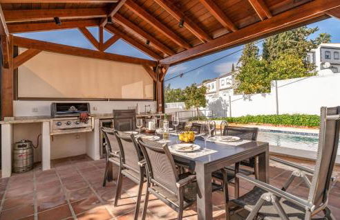 3 Bedroom Stunning Home In Coin - Photo 3