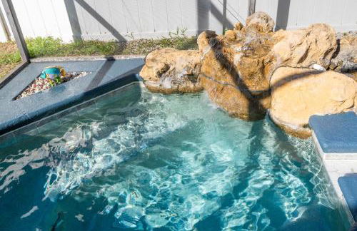 Magical 5-Bedroom Retreat w/ Pool, 3 Ensuite Bedrooms, Near Disney, and Internet! - Foto 50