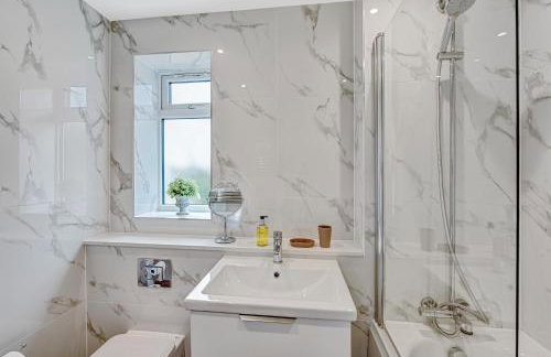 St Martins 2 Bedroom Apartments in Ruislip By 360 Stays - Foto 27