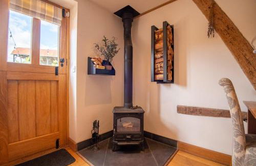 Apple Tree Cottage - Cosy 2 Bed with Deluxe HOT TUB & Log Burner - Photo 6