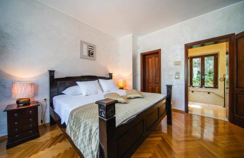 City Beach Villa with Pool and Sea View - Foto 50