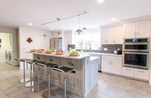 Stunning Home with In-Ground Pool - Photo 7