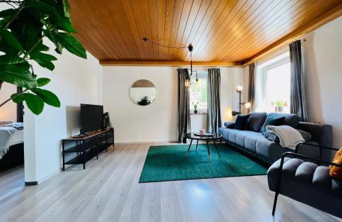 Ferienwohnung - ländliche Atmosphäre, Geräumig, mit Arbeits- und Parkplatz, Küche, Netflix, perfekt für Gruppen - Foto 1