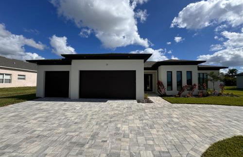 Brand New Luxury 4 bedroom heated pool home - Foto 1