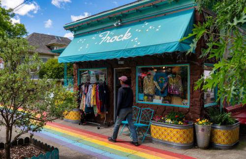 Stay Portland - The Tiny Oasis Steps to Local Coffee & Restaurants - Photo 19