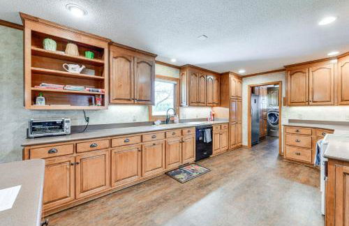 Spacious Mount Pleasant Home with Grill and Yard! - Foto 8