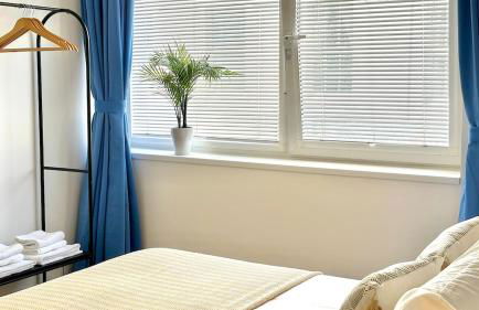 Central Apartment with 75inch TV Netflix - Photo 3