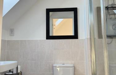 Parkside Luxury 3 bedroom home, 5 min to Ebbsfleet Station and has free Parking - Foto 15