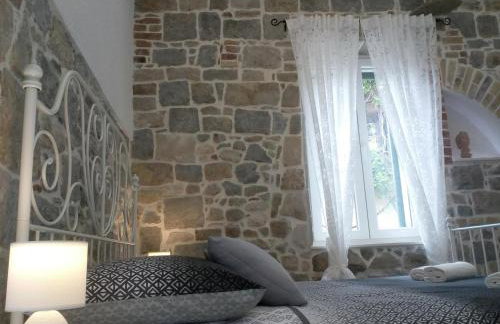 Old school apartment - Photo 25