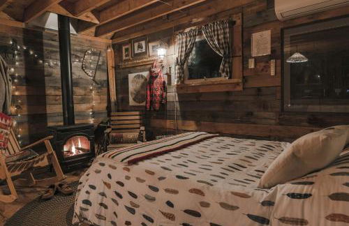 Cozy Log Cabin with an Indoor Fireplace Located on 70 Forested Acres in Leicester, Vermont - Foto 27