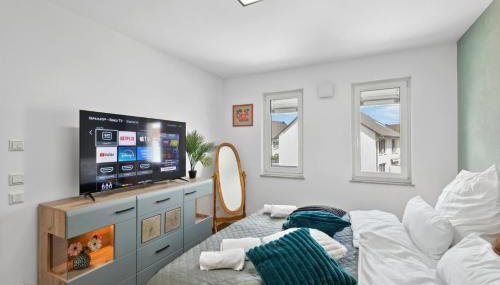 Harmonie Homes - Built in 2025 - High-Quality Beds & Linen - Full Kitchen - Fiber WiFi - 4K Smart TV - 2 Balconies - Elevator - Free Private Parking - Near Augsburg - 20 Min via Autobahn to Munich-West - Foto 4, towels