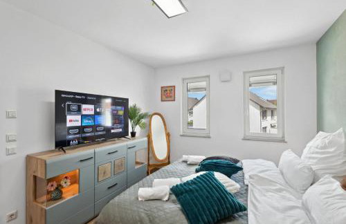 Harmonie Homes - Built in 2025 - High-Quality Beds & Linen - Full Kitchen - Fiber WiFi - 4K Smart TV - 2 Balconies - Elevator - Free Private Parking - Near Augsburg - 20 Min via Autobahn to Munich-West - Foto 4