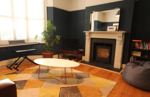 Bright Two Bedroom House with Parking and Garden - Foto 1