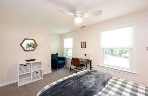 Quiet Retreat - Piano Firepit Peloton - 30 min to RTP - Photo 11