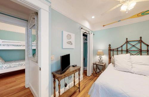 Charleston-style cottage w/ lovely decks, steps to the beach & pools - Foto 15