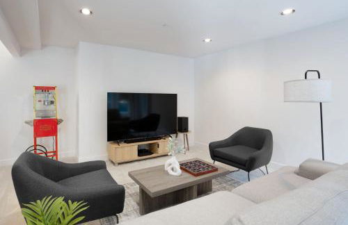 Cascadia Family Mansion, Hot Tub, Game Room, Gym! - Foto 24