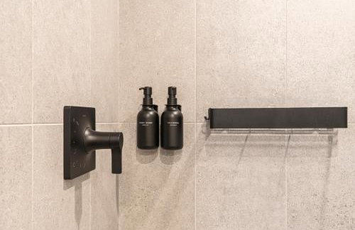 Downtown Condo with Den and Pool Access - Foto 37