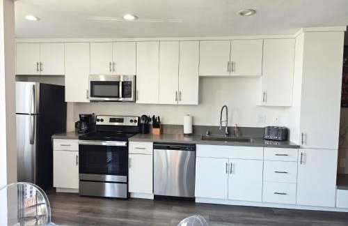 Skyline Escape 1-Bedroom with Balcony and Roof-Top Pool - Foto 23