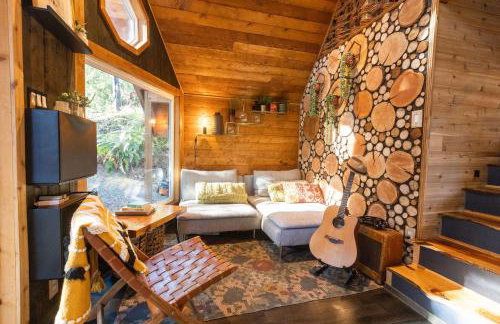 Luxurious European Chalet in the Forest with Riverview - Foto 9