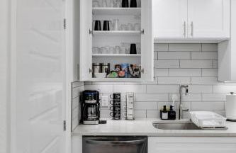 Arlington Entertainment District Home Green & White Door - Foto 60