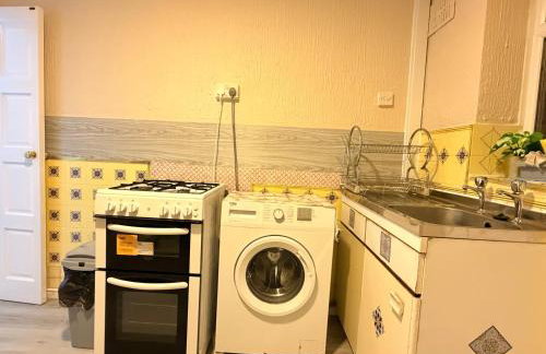 Lovely Two Double Bedroom Maisonette in Surrey - Photo 12