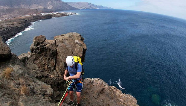 Divertimento durante l'attività di coasteering in Agaete