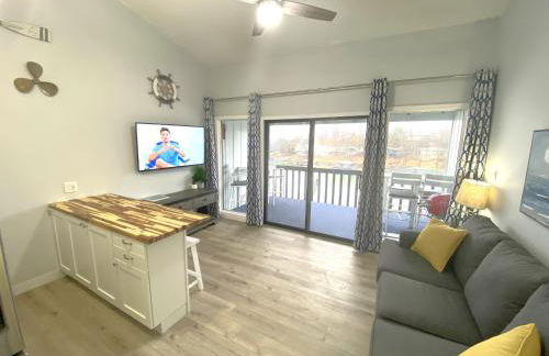 B Lakefront! Remodeled, Boat Slip, Patio Views, Pool, Boat Ramp, WIFI - Foto 11