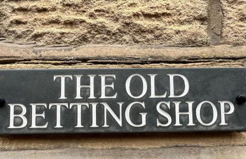 Old Betting Shop for 3 & Furry Friend - Photo 7