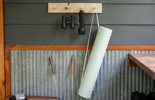 Rustic Cabin Retreat - Cozy Stove & Fresh Eggs - Foto 29