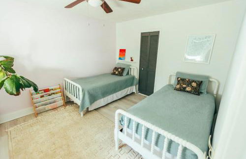 Cozy Family-Friendly home w/ fenced-in backyard - Foto 34