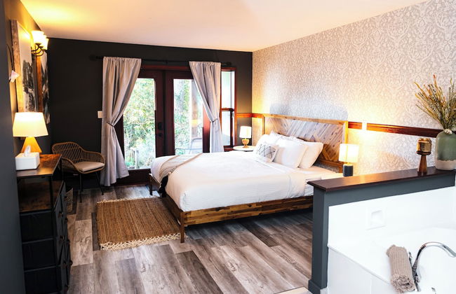 Tofino Oceanfront Hotel Suite 2 - Photo 3