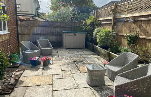 Lymington Courtyard: 4-Bed Modern Cottage Charm - Photo 24