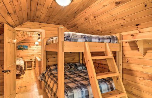 Secluded 2BR Cabin w Hot Tub, Pond, Trails, WiFi - Foto 13