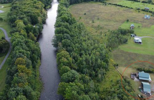 Spacious Salmon River Waterfront Lodge for 6 - Foto 53