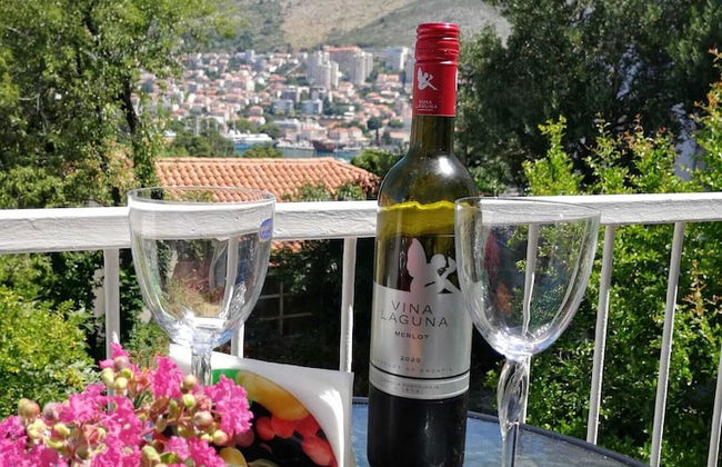 Insideout Apartment - Photo 1