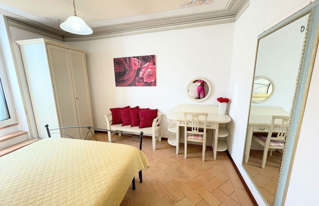 Central Spoleto Apartment With Large Sunny Terrace With Views - Photo 2