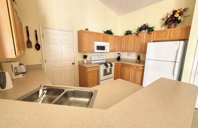 Arler House - Amazing 4 Bed 3 Bath - Private Pool - Photo 10